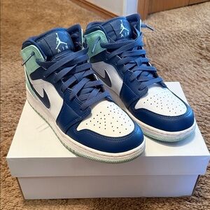 Nike Kids Navy and Mint Sneakers